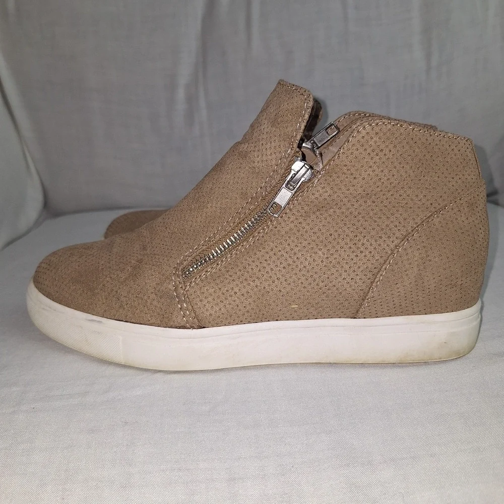 CUSHIONAIRE Hart Tan  Hidden Wedge sneaker Size 8.5 Women's Taupe Fashion Bootie